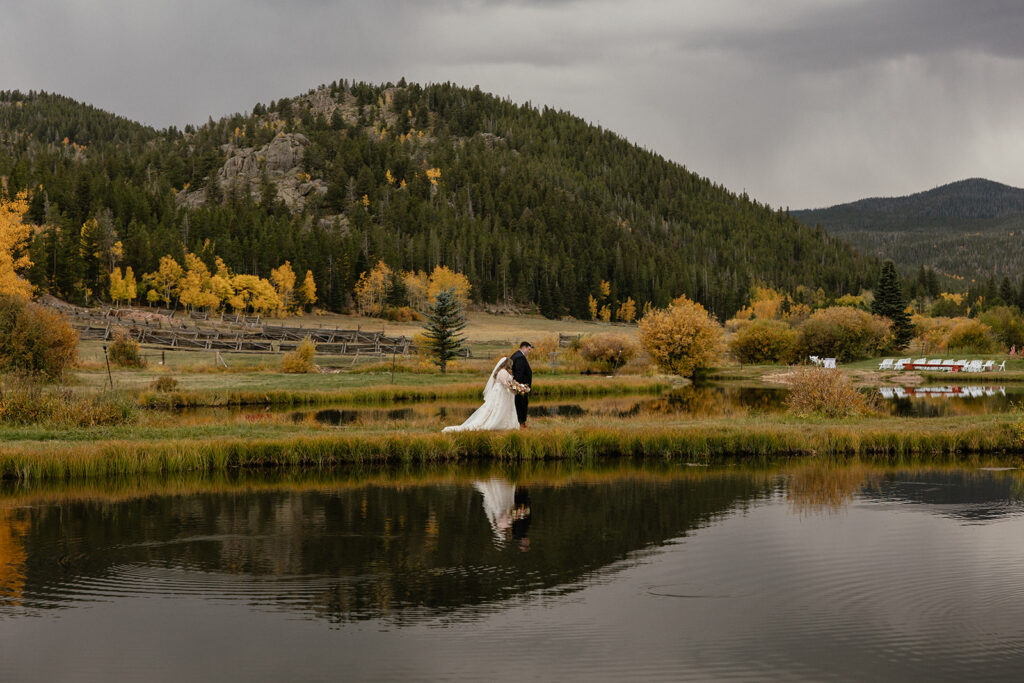 Colorado wedding photos in the fall